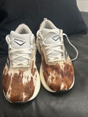 Saucony Women’s Brown & White Cowhide-Print Triumph Running Shoes